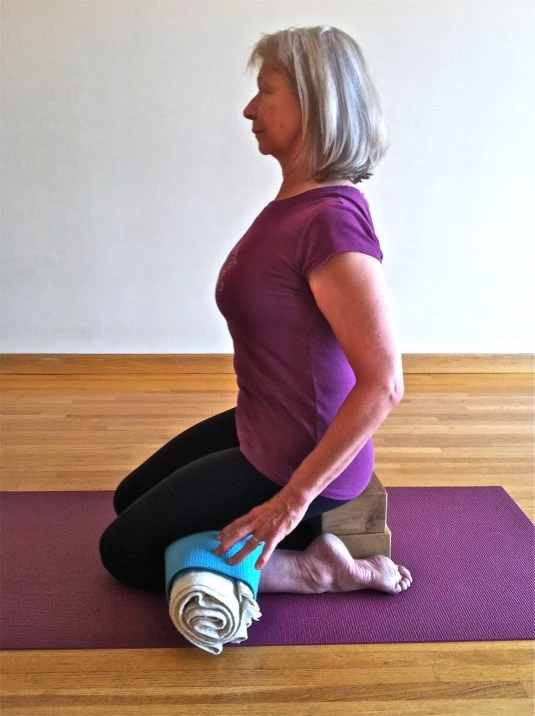 Virasana, Hero's pose, protect knees and feet, yoga with props