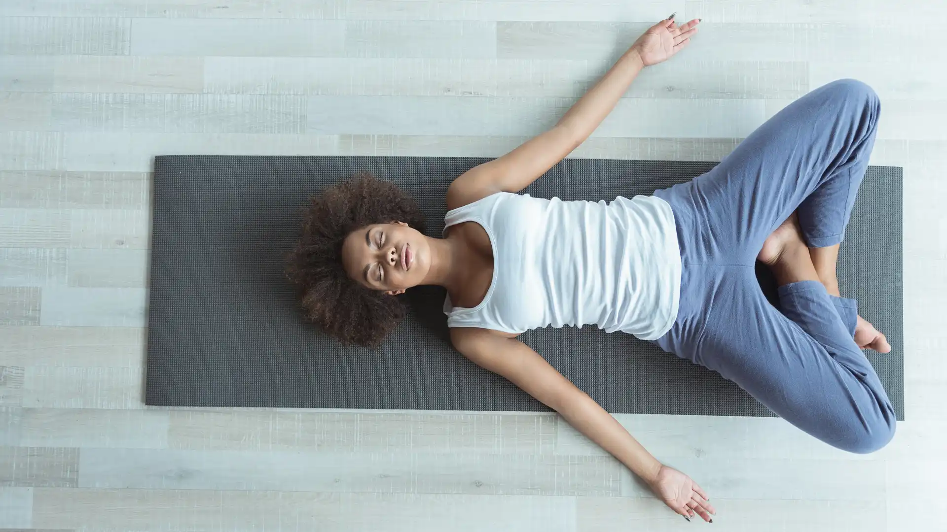 Attractive Happy Young Woman Working Out Indoors. Front View Portrait Of  Beautiful Model Doing Yoga Exercise On Blue Mat. Standing In Tadasana,  Mountain Pose. Full Length Stock Photo, Picture and Royalty Free