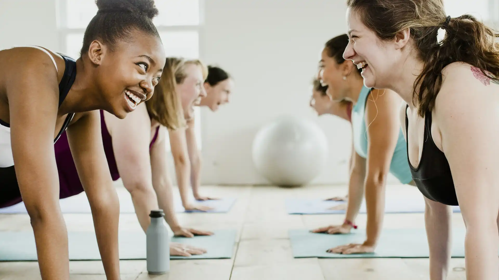 beginner_yoga_students_practicing_variations_of_yoga_plank_pose