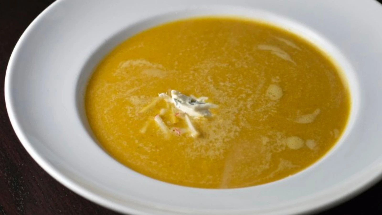 How to cook a nutritious soup of seasonal roasted butternut squash and apple for winter